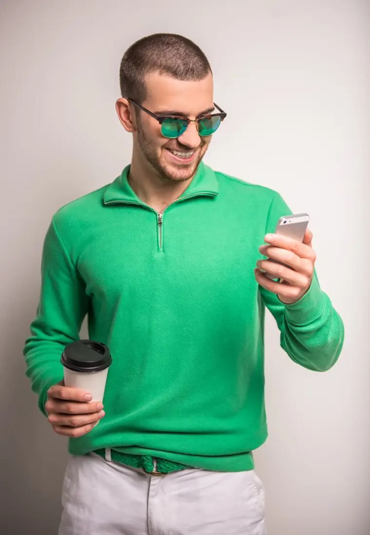 Ragazzo Felice Guarda Telefono